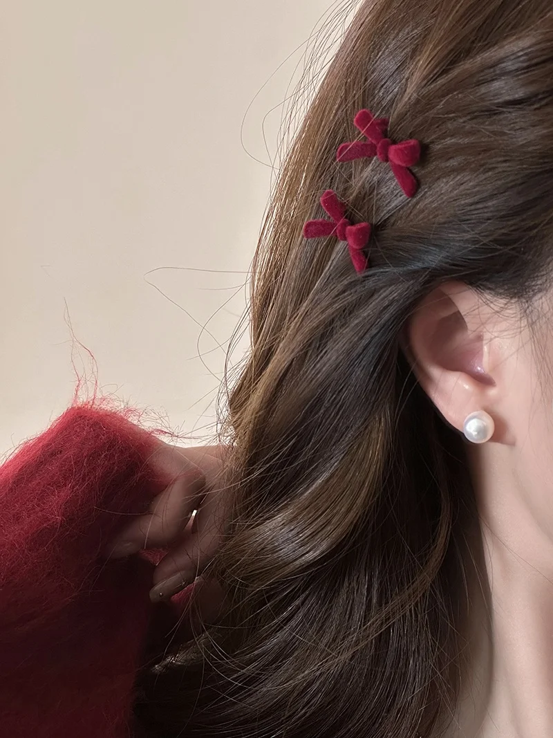 前髪 ポンパドール とは？水滴デザインの赤いヘアクリップで実用性とスタイリングを実現