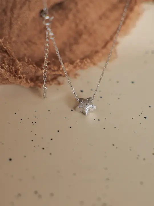 純銀製 星型ペンダントネックレス【軽やかで洗練されたデザイン・コルセットスタイル】