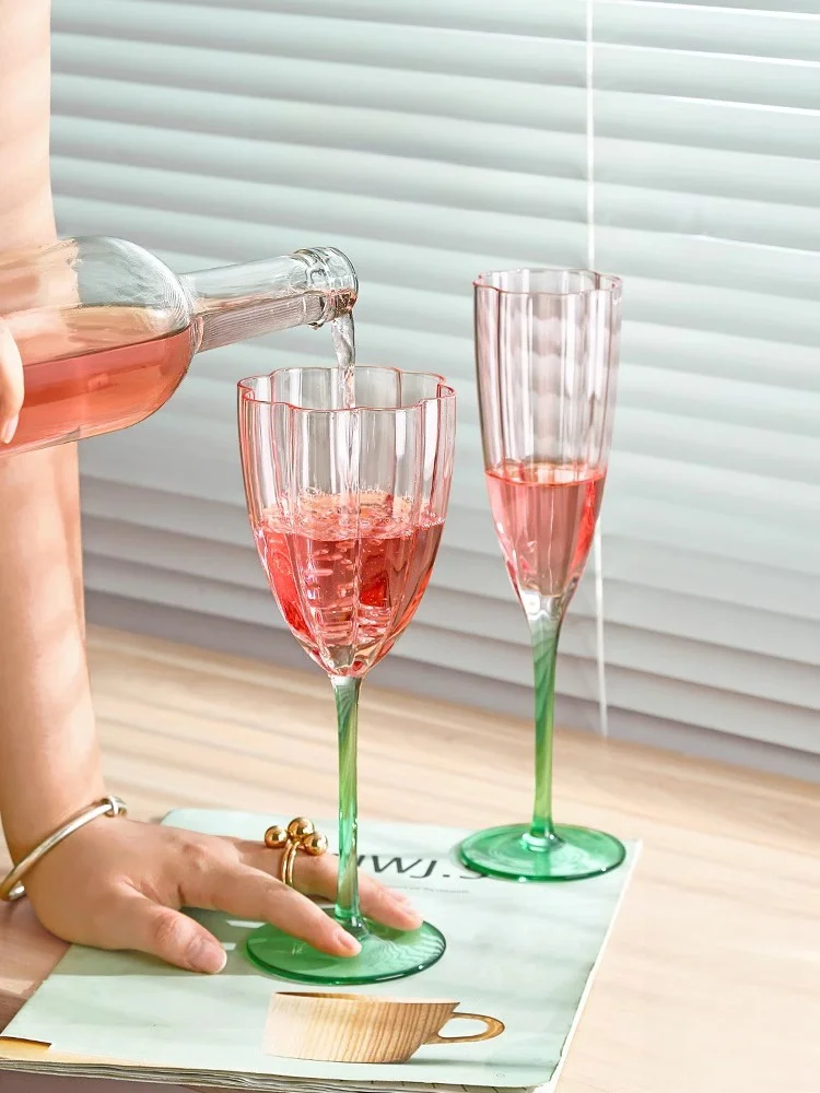 ペアグラスとは？花びらデザインのワイングラス6個セットが提供する実用性とシーン応用