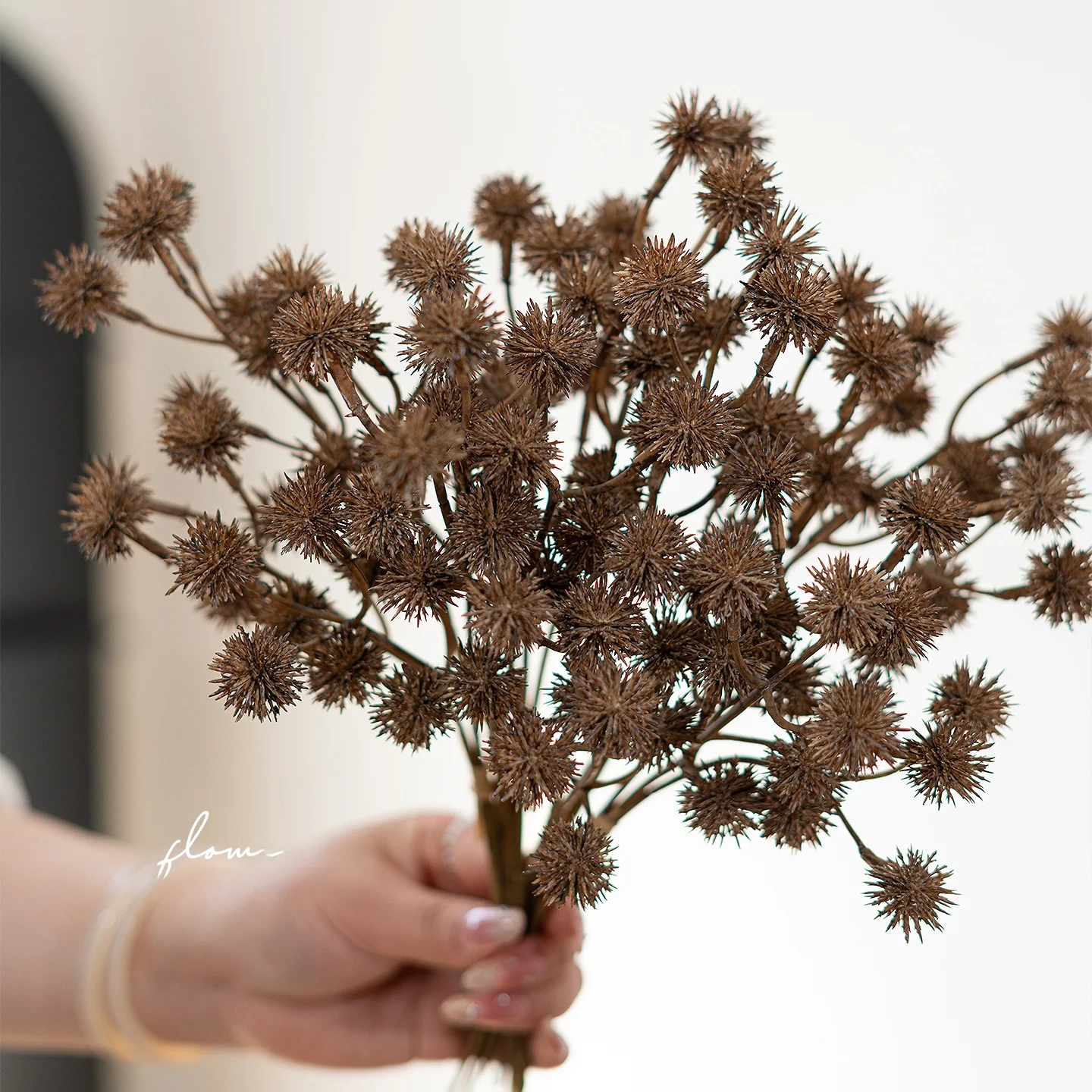 秋色のおしゃれな造花アレンジ：野刺球のインテリア活用法と実際の飾り方