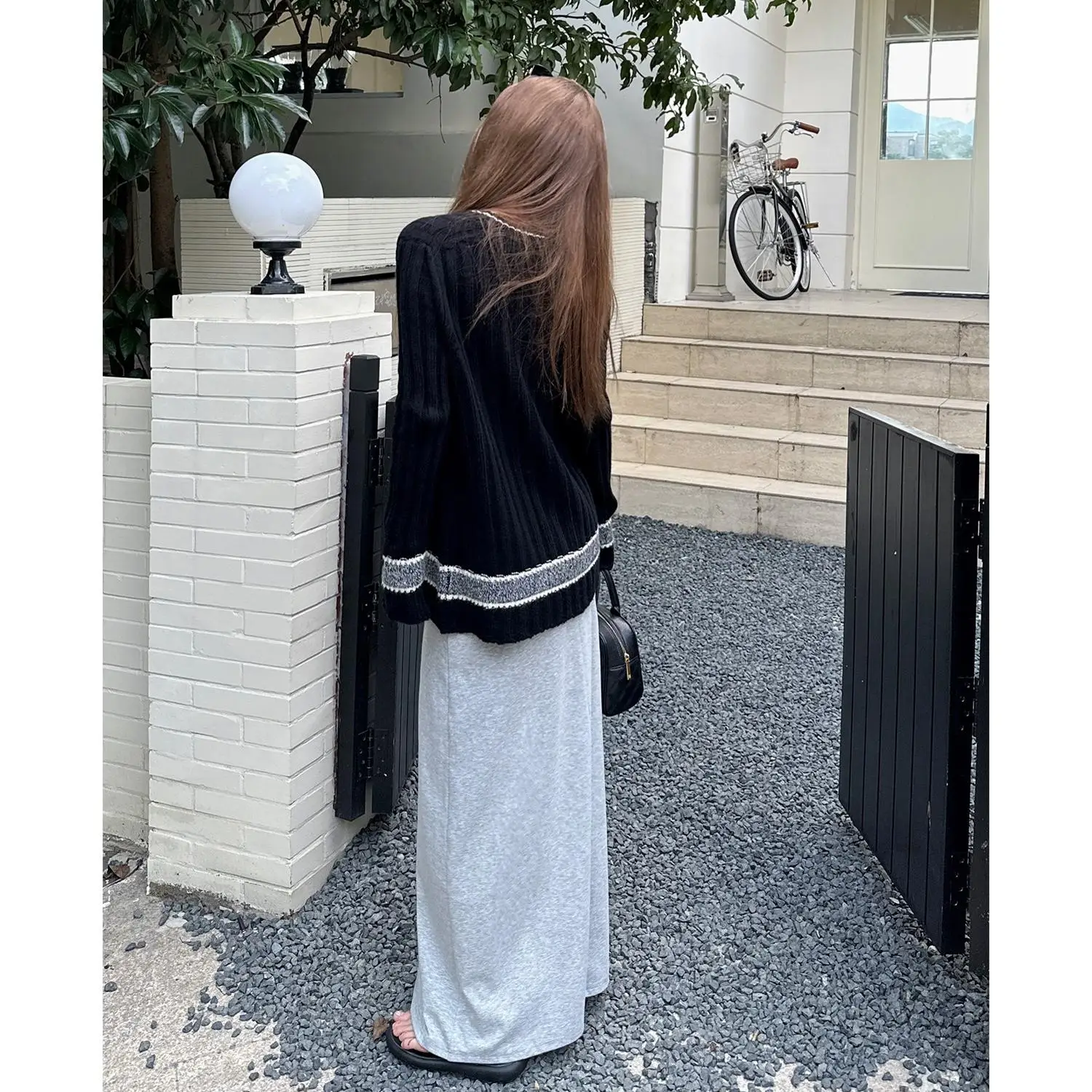 ブルーカーディガンとV領ニットカーディガン、どうやって着こなすの？