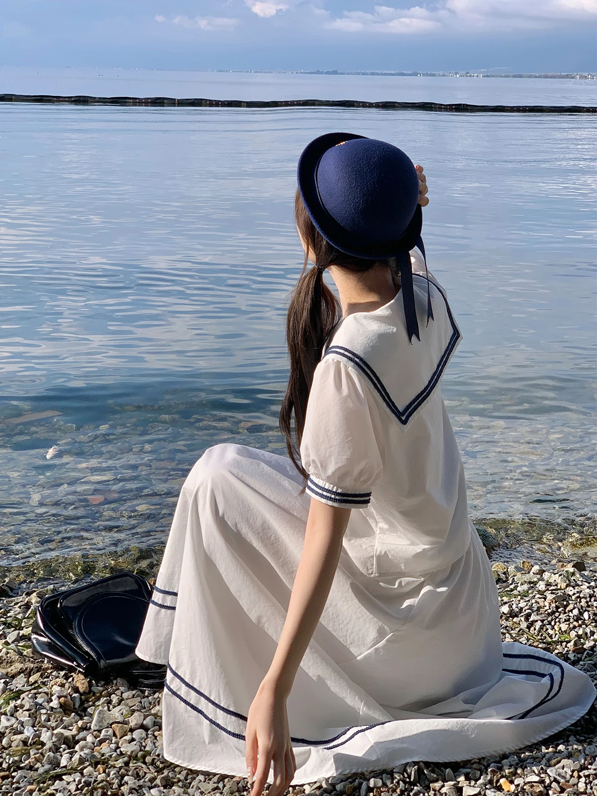 ワンピースのポーズを自然に取り入れるには？学院風の水手服ワンピースが解決するリアルな悩み