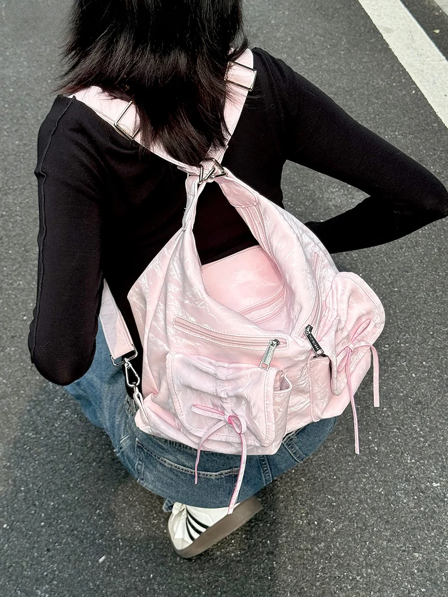 90年代のリュック風に見える今、本当に「ダサい」のではなく「モダンな中性風」なのか？