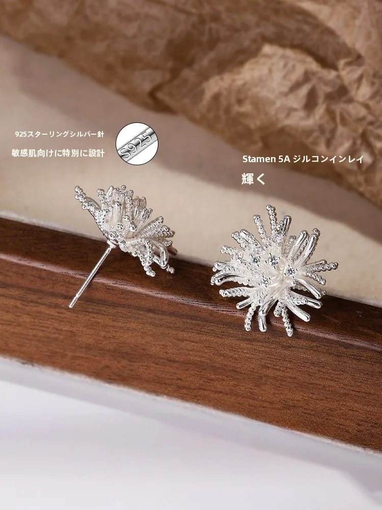 蒲公英モチーフの人工ジルコニアピアス：高級感と自然なデザインの融合