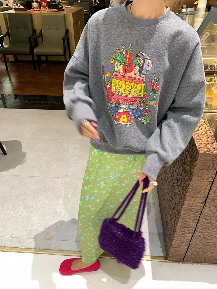 緑の靴に合う服の選び方：花柄Aラインスカートが提案する通勤スタイル