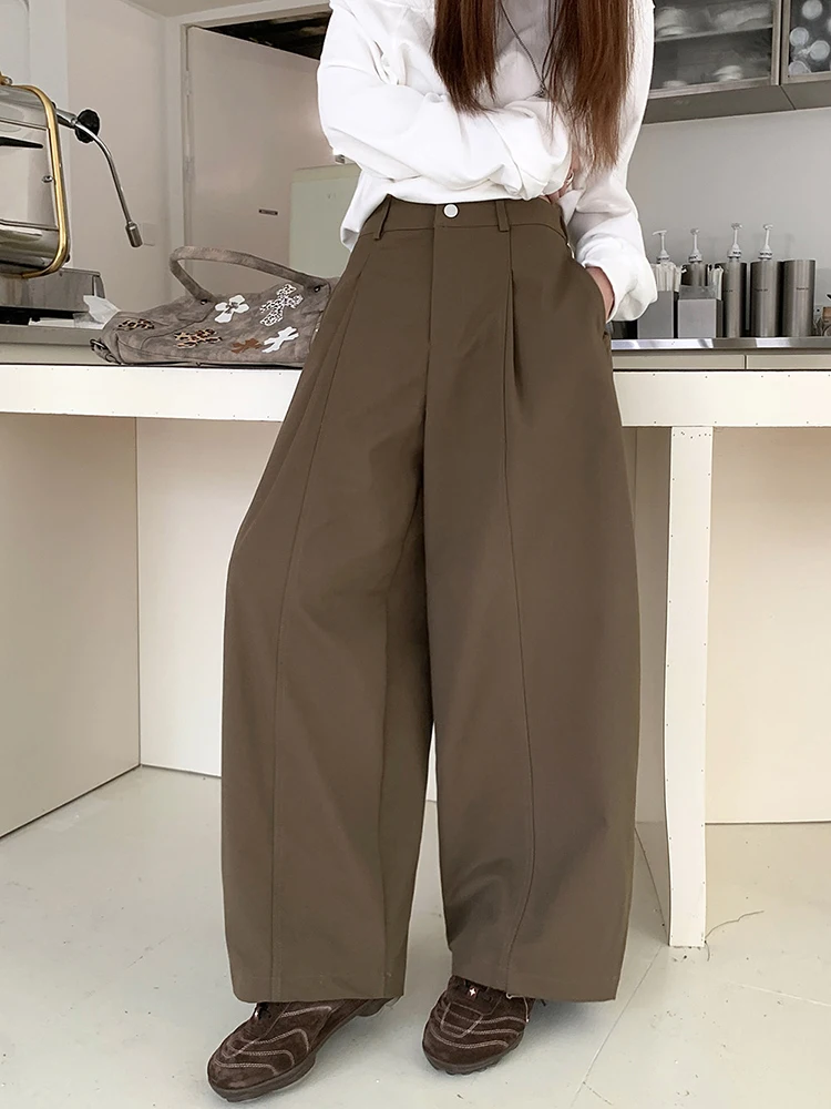 丈の長いパンツは、本当に「伸びる」の？その理由と、今こそ選ぶべきベストなスタイルとは