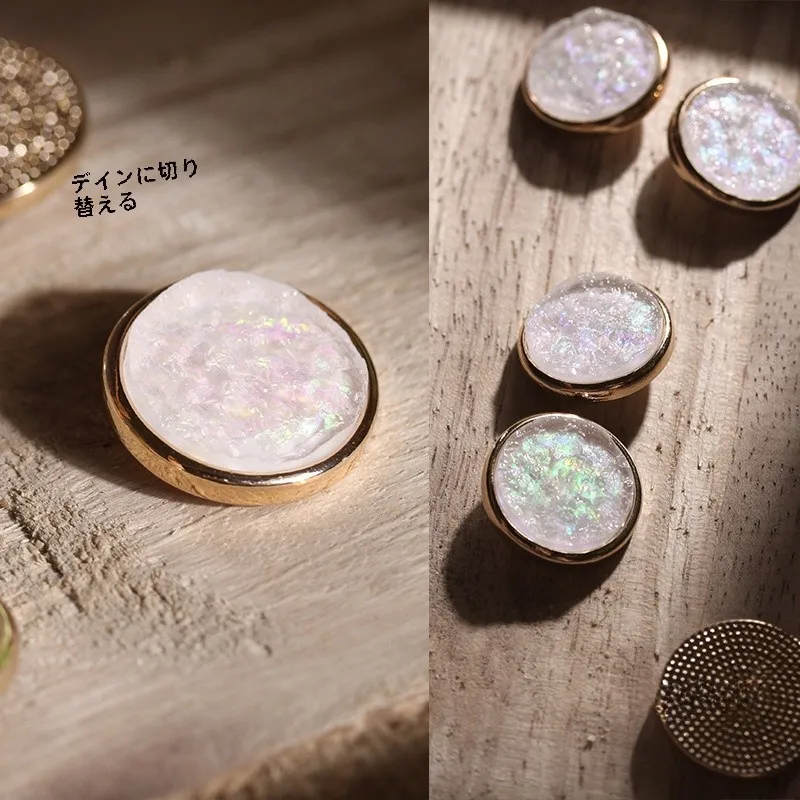 白彩矿石デザインのシャツ：隠しボタンと金属装飾が特徴のファッションアイテム