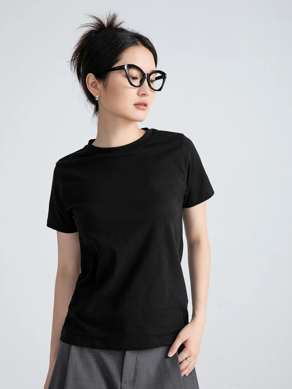 大人可愛い服 50代コーデの秘密：黒白コットンTシャツで実現するシンプルさの美学