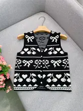 ブラックホワイトのコントラスト編みVネックベスト【ショート丈・ノースリーブ・ニットトップス】（セットアップ対応）