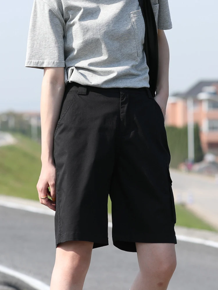 デニム コーデの基本ルールとは？｜カーキ色ワークショートパンツによる春のスタイル