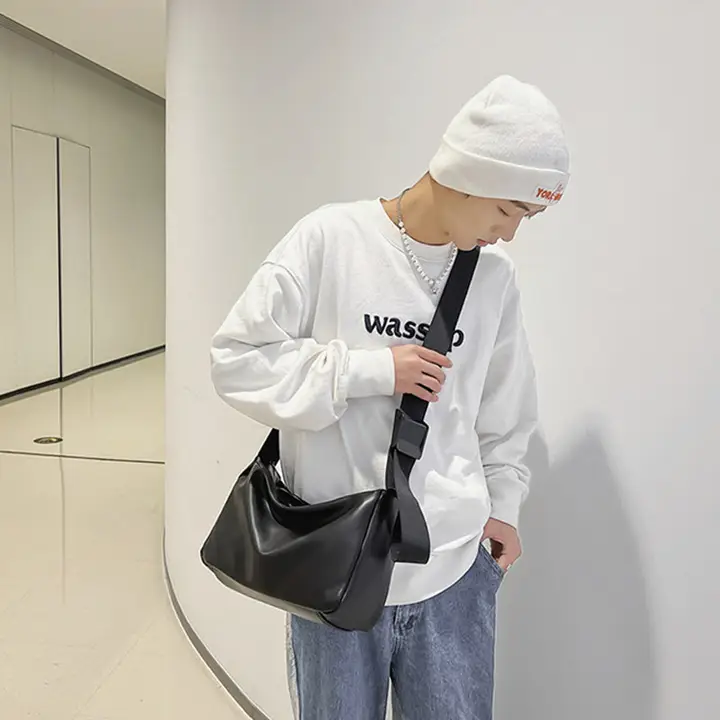 高級感あるソフトレザーのユニセックスショルダーバッグ【大容量・クッション型】