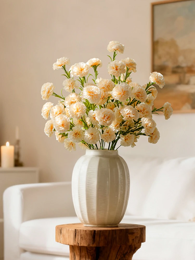 インテリアに最適なカーネーションの造花：基本的な使い方と実際の装飾効果