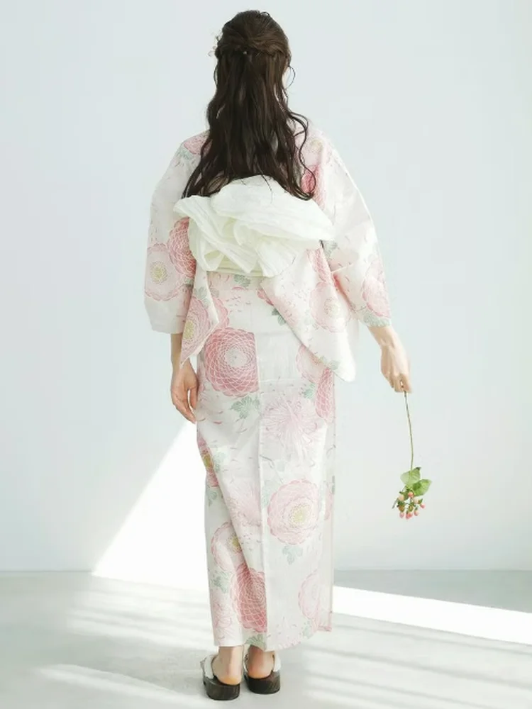 浴衣 前後ろ どうやって着る？伝統と現代が融合した少女の花柄浴衣で、春のひとときを彩る