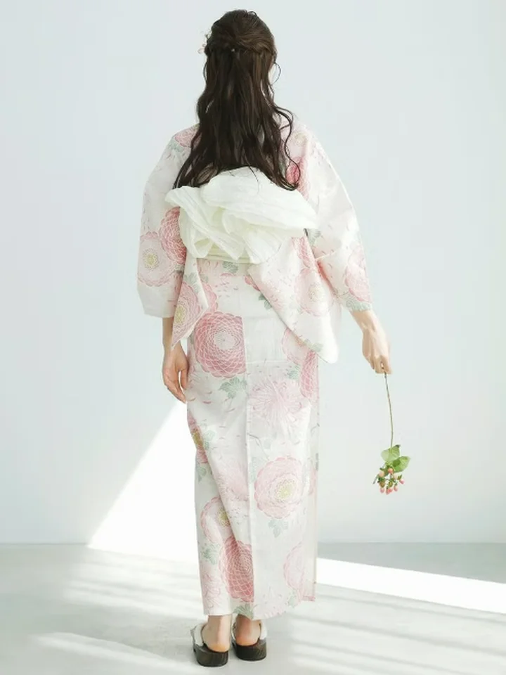 少女用の淡いピンク色の花柄印刷浴衣【伝統的な和服・クラシックデザイン・和洋折衷】
