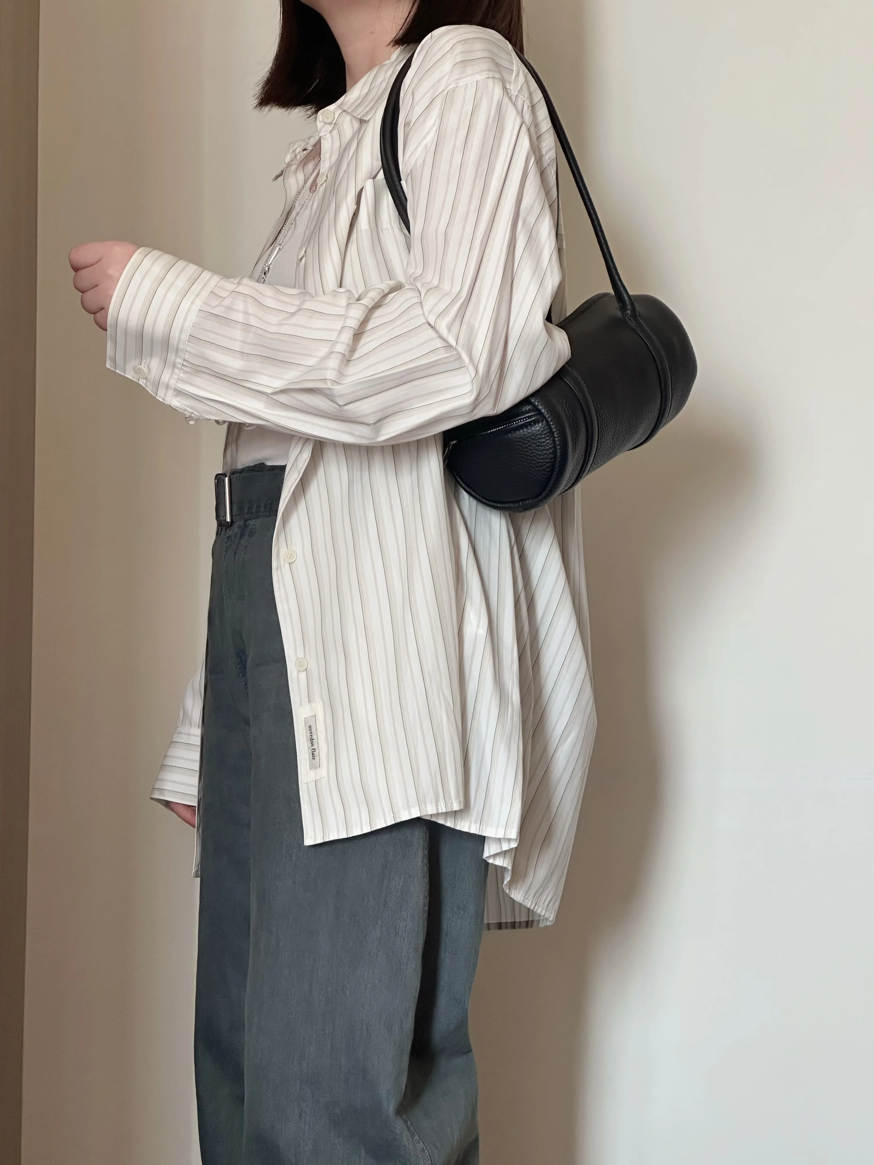 シンプルな本革バストンバッグで、日常のスタイルをどう整える？