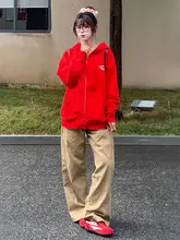 カジュアルな雰囲気の大人女子向けカーキ色ローボトムデニムパンツ【秋用・ストレート・ワイドシルエット】（セットアップ対応）