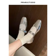 本革製 フランス風レトロ デザインのバイカラー フラットメリージェーンシューズ【スレンダーシルバー・スクエアトゥ・浅口】