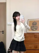 立体的な刻印デザインのVネック長袖Tシャツ【ドット柄・レース切り替え・ショート丈】（セットアップ対応）