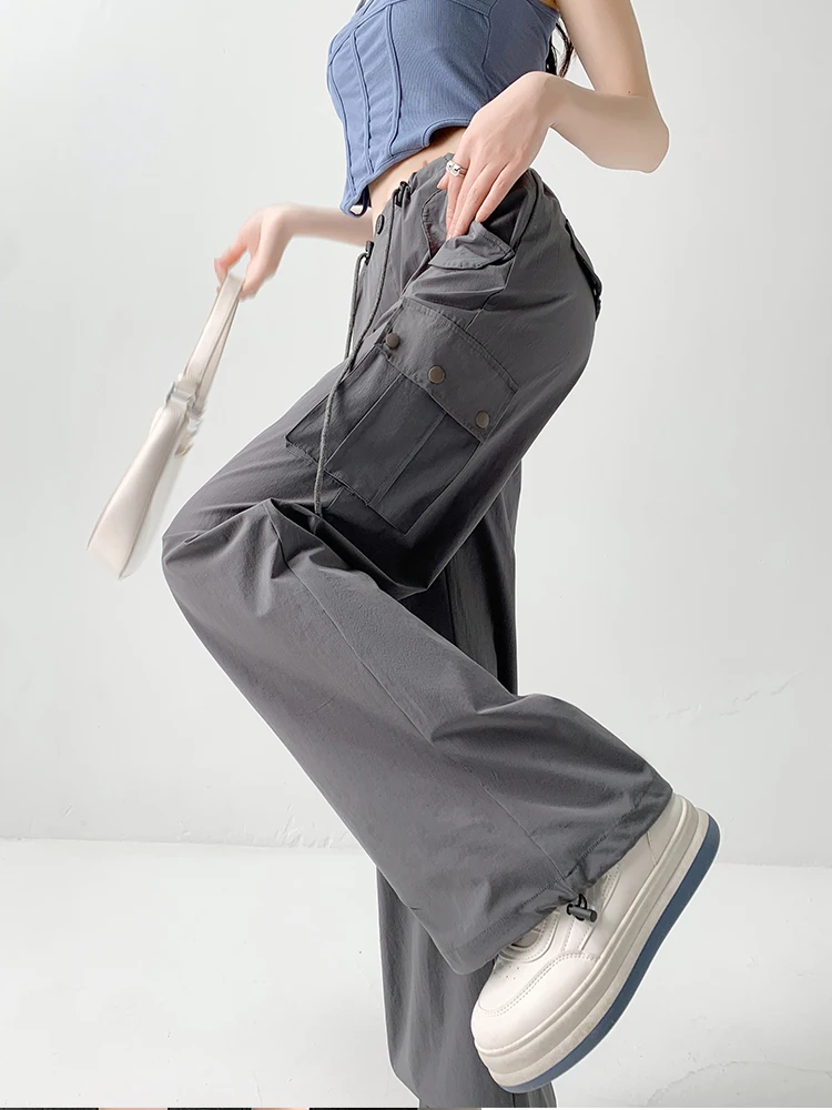 グレーのワークパンツは夏の通勤やアウトドアファッションに最適な軽量速乾工装パンツ