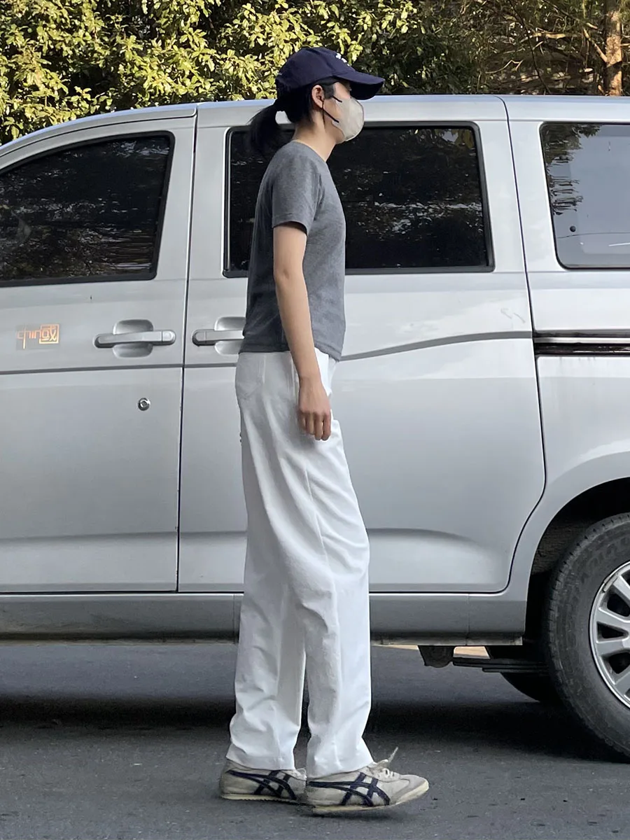 ベージュのTシャツに合うズボンは、ホワイトが一番？それとも黒？