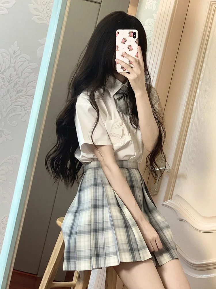 淡色系女子が選ぶべき制服スタイルは？アイスクリームとクジラのチェックスカートが答えになる