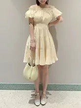甘いレース付きオフショルダーのパフスリーブウエストマークワンピース