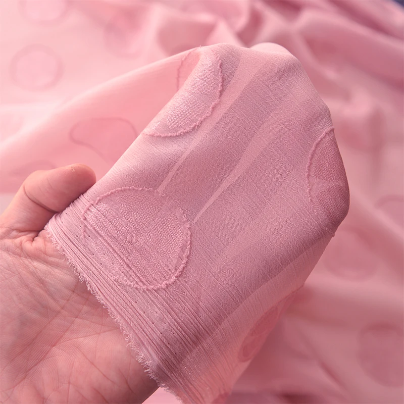 浅いバラ紫の立体花柄シフォンストール：春ファッションにおける色とデザインのバランスを実現
