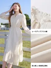 透かし刺繍の白いテンセル製ワンピース【フリル付き・ウエスト調整可能・中丈】
