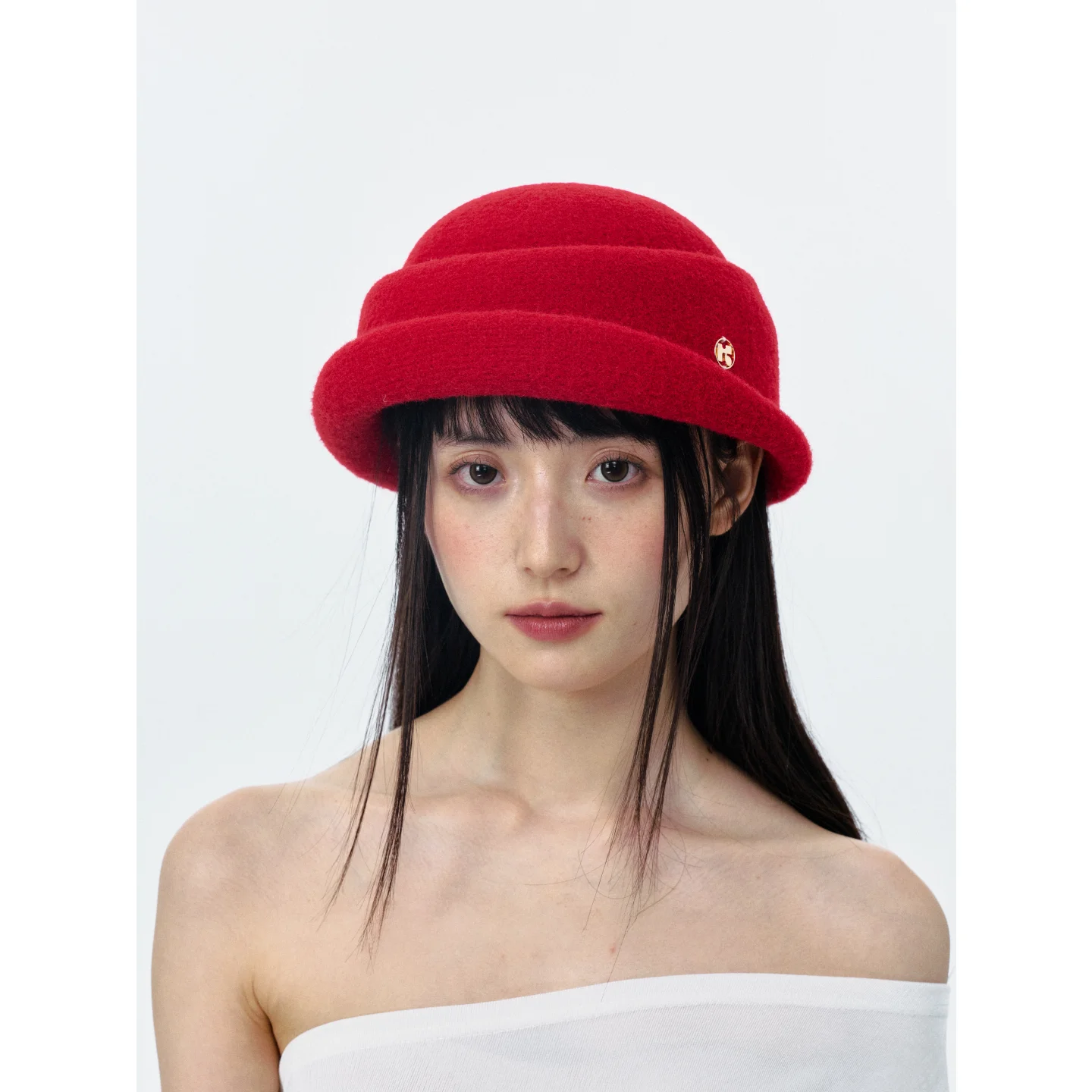 ショートカットに合う帽子はどんなもの？小顔に見える効果も期待できる赤色ベレー帽の選び方