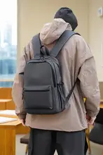 コンパクトなメンズバックパック【軽量・通勤用・ノートパソコン収納】