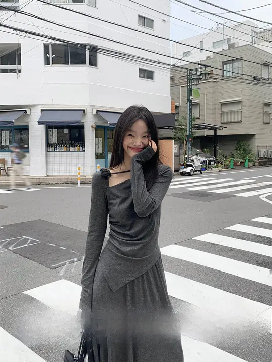デザイン性のある長袖TシャツとAラインスカート【高腰・ロング丈・秋用】（セットアップ対応）