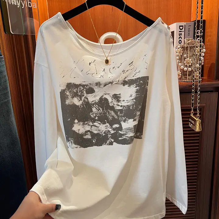 デザイン性のあるワンショルダーゆったりスリム長袖Tシャツ【レトロプリント・秋冬用・女性用】