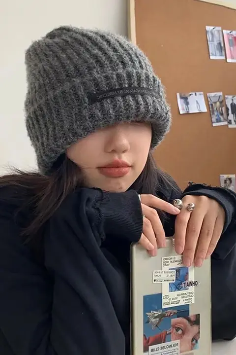 顔を小さく見せるニット帽【秋冬用・ブラック・耳あて付き・極上の柔らかさ】