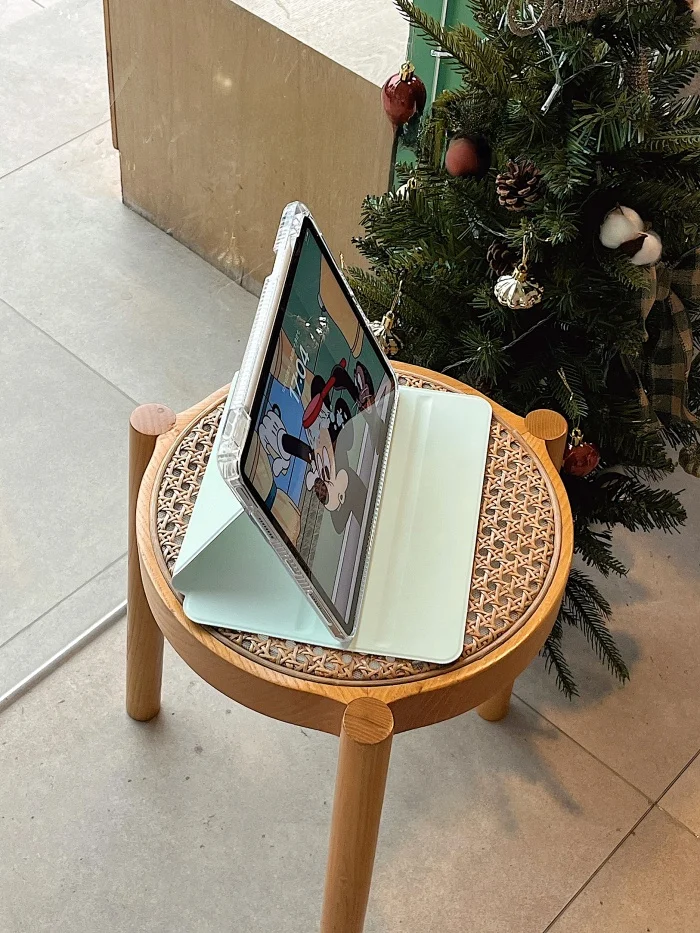 豆沙緑のiPad回転式アクリルハードケース：耐衝撃で多角対応の保護機能を実証