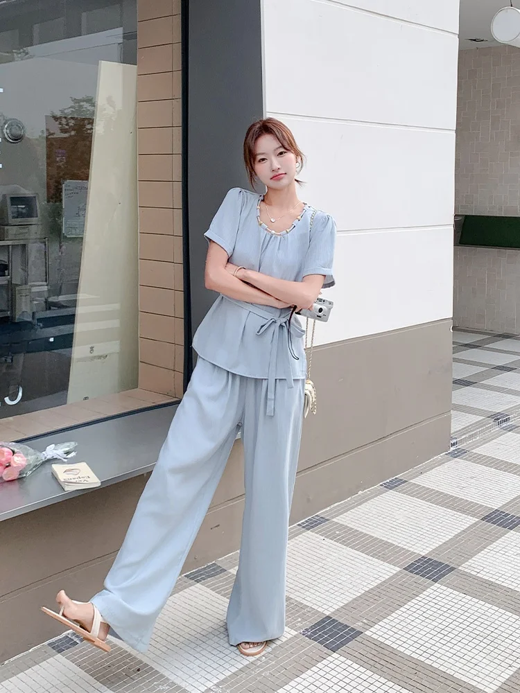 10月23度に着る服装は？浅い青のレーストップスが解決する夏のスタイル悩み