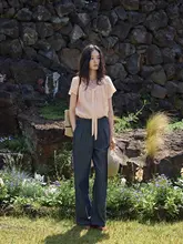 フラワーペタルスリーブのVネックトップス【モダール・夏用・ドレープ感あり】