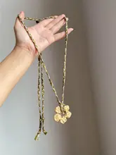 レトロな金色の手作りワイヤー編みハイビスネックレス【個性的でおしゃれ・鎖骨デザイン】