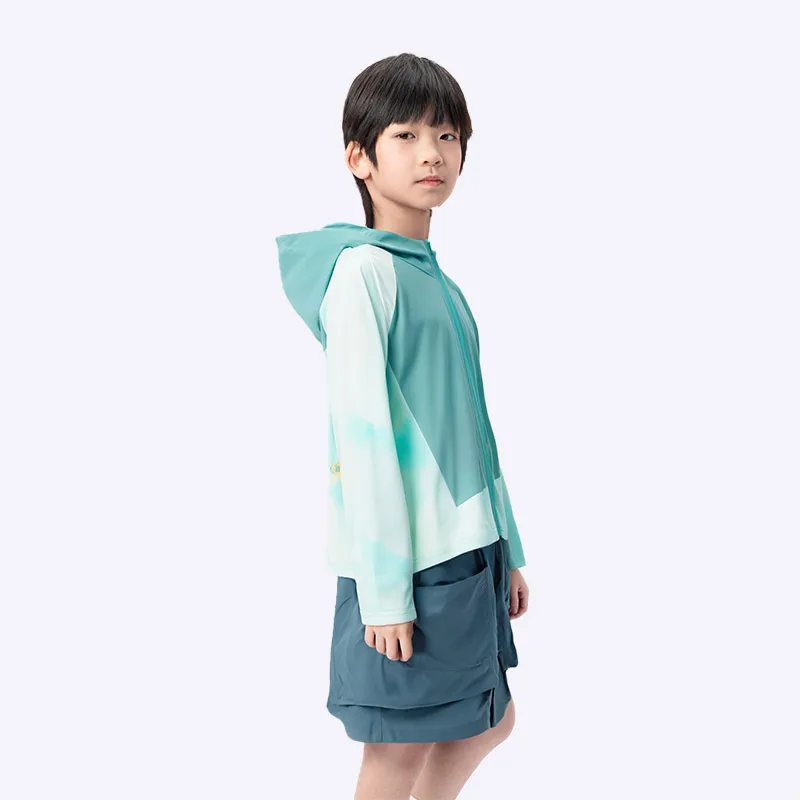気温20度の日、子供に何を着せるべきか？夏の涼感ジャケットが解決するリアルな悩み