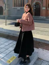 秋のスタイリッシュな女性用コートと黒いドレス【小香風・二点セットアップ対応】