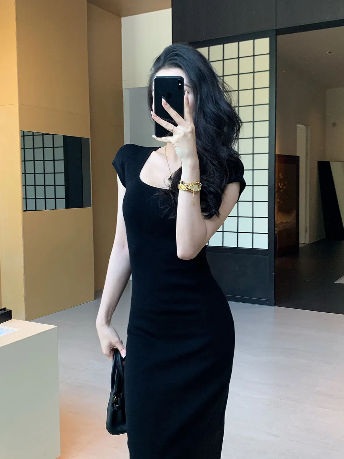 体のラインが出る服 職場でどうやって隠すの？夏の通勤にぴったりなワンピースの選び方