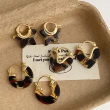アクリル製 ジオメトリックデザインのヒョウ柄イヤリング【ファッショナブル・通勤向け】