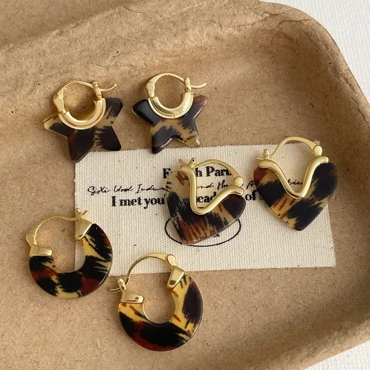 アクリル製 ジオメトリックデザインのヒョウ柄イヤリング【ファッショナブル・通勤向け】