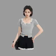 グレーのレーススクエアネックパフスリーブニット短袖Tシャツ【女性用・フィット感・ウエストシェイプ】