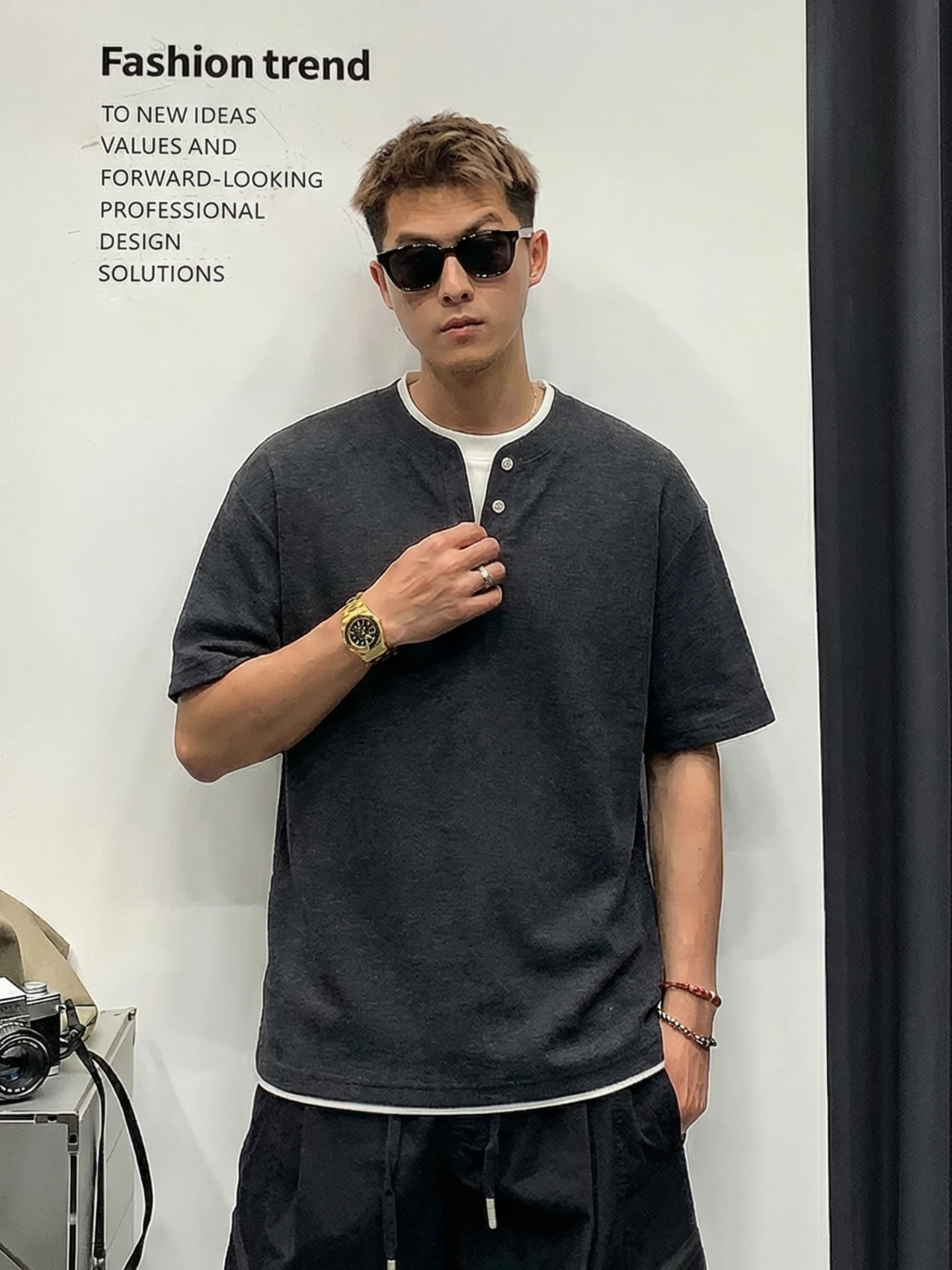 シンプルなカラーの半袖Tシャツ【メンズ・カジュアル・五分袖】：セットアップ対応の日常着としての実用性と使い分け