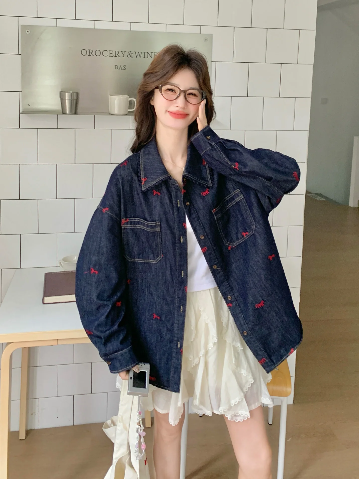 刺繍小馬プリントデニムシャツ：通勤風女性向けの春用短丈デザイン