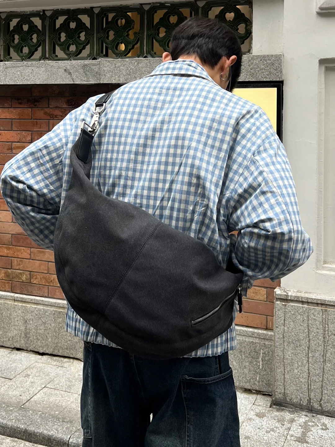 デートに使えるトートバッグは、男が選ぶべき「シンプルで通気性の良い帆布バッグ」は？