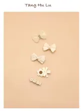 白色の蝶のヘアアクセサリー【子供用・パール付き・髪を傷めないデザイン】