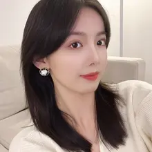 黒のヴィンテージ山茶花ピアス【高級感あふれる・カラーコントラストデザイン】
