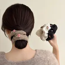 花柄編みの毛糸ヘアゴム【秋冬用・女性用・低いお団子スタイル】