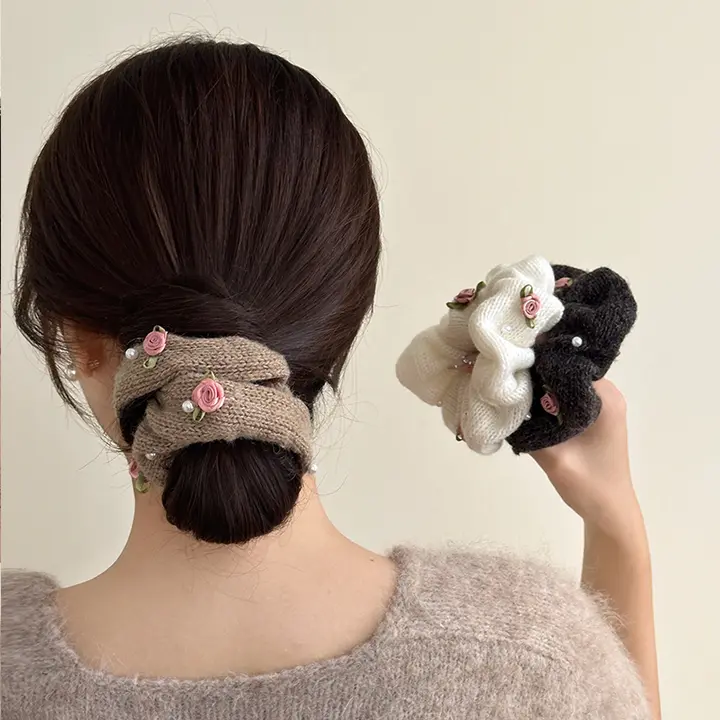 花柄編みの毛糸ヘアゴム【秋冬用・女性用・低いお団子スタイル】